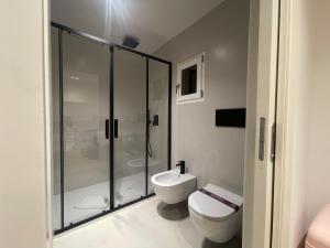 Ένα μπάνιο στο Fully renovated 2BR spacious & stylish Town House - Premium Location