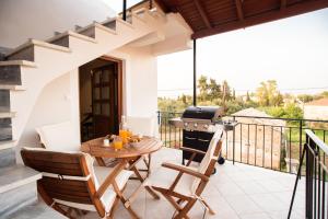En balkon eller terrasse på Liatiko Cottage House