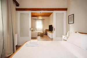 En eller flere senge i et værelse på Liatiko Cottage House