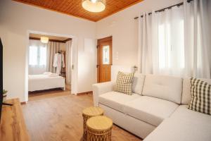 En eller flere senge i et værelse på Liatiko Cottage House + 42 billeder