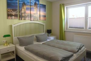 Postel nebo postele na pokoji v ubytování REGIOHOTEL Schanzenhaus Wernigerode
