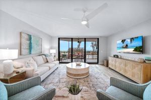 una sala de estar con un sofá y una mesa en Pine Cove #102, en Sanibel