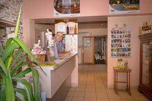 Hosté ubytování Logis Hôtels - Hostellerie des Lauriers - Hôtel et Restaurant + 37 fotografií