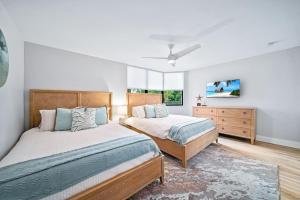 Un dormitorio con dos camas y una cómoda. en Pine Cove #102, en Sanibel 45 fotos más