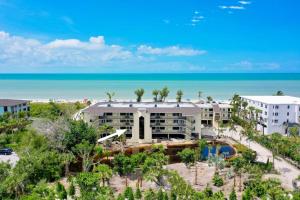 Una vista aérea de un resort con el océano al fondo. en Pine Cove #102, en Sanibel