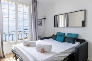 Galeriebild der Unterkunft Modern and charming Apartement with sea view - Antibes Centre in Antibes