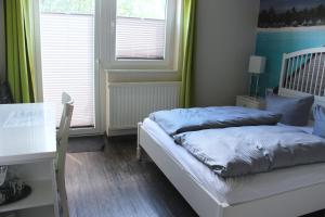 Postel nebo postele na pokoji v ubytování REGIOHOTEL Schanzenhaus Wernigerode