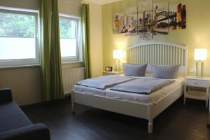 Postel nebo postele na pokoji v ubytování REGIOHOTEL Schanzenhaus Wernigerode