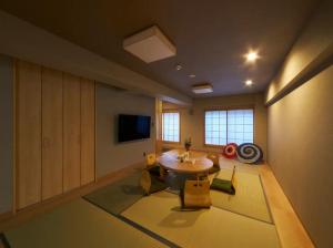 おやど紀伊国屋銀屋町弐館的电视和/或娱乐中心
