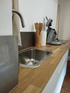 Kuchyň nebo kuchyňský kout v ubytování Nid Douillet en Plein Cœur de la Ville