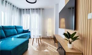 贝尼多姆Terraza Suites Benidorm的客厅里有一张蓝色的沙发和一张桌子