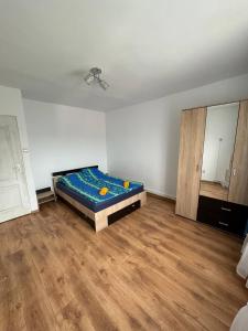 フネドアラにあるCozy apartment close to the city centreのベッドルーム1室(オレンジ2つが付いたベッド1台付)