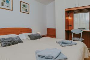 sypialnia z łóżkiem i dwoma ręcznikami na nim w obiekcie Villa Danex w mieście Umag +37 zdjęć