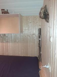 ein Zimmer mit einem Kopf an der Wand in der Unterkunft Baumhausnächte in Ladbergen