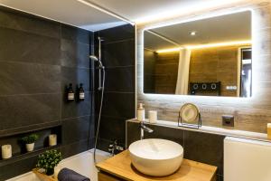 Kopalnica v nastanitvi Ace Location with Pool & Sauna