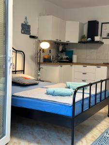 two beds in a room with a kitchen at Apartments Eti in Bol