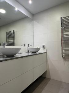 ein Badezimmer mit zwei Waschbecken auf der Theke in der Unterkunft Nuevo Apartamento en el centro by Lujo in Pamplona