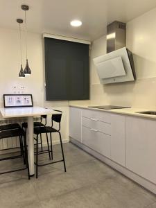 eine Küche mit Tisch und Stühlen und einer Tafel in der Unterkunft Nuevo Apartamento en el centro by Lujo in Pamplona