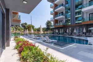 an image of a swimming pool at a building at Silence Garden Suite bir yatak odalı daire in Alanya