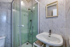 サントマリー・ド・ラメールにあるMas des Cypres-Ensemble de 4 Mazetsのガラスのシャワーと洗面台を備えたバスルーム