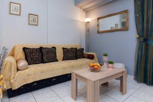 Χώρος καθιστικού στο Chrisoupoli Cheerful 2 Bd Apt with Balcony