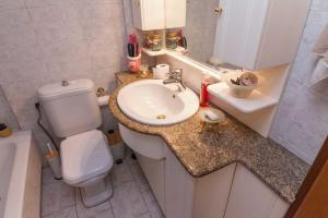 Ένα μπάνιο στο Chrisoupoli Cheerful 2 Bd Apt with Balcony