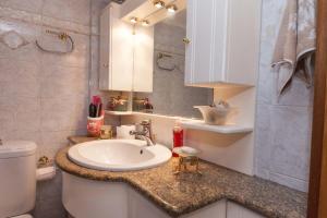 Ένα μπάνιο στο Chrisoupoli Cheerful 2 Bd Apt with Balcony