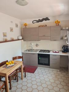 Una cocina con una mesa, un fregadero y una estufa. en Casa Vacanze Agara, en Vietri