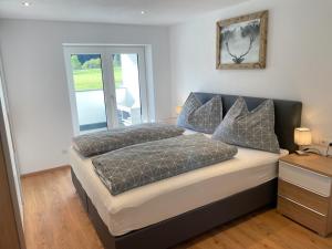 Una cama o camas en una habitación de Mountain View Appartements mit Blick