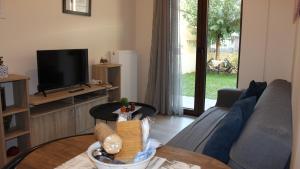 un salon avec un canapé et une table dans l'établissement A&B My Sweet Home 2, à Anatolí