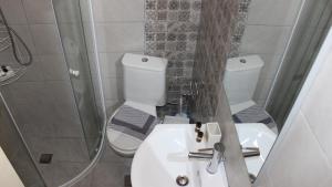 une salle de bain avec toilettes, lavabo et douche dans l'établissement A&B My Sweet Home 2, à Anatolí 8 autres photos