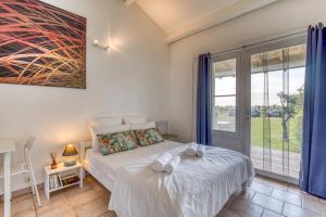 サントマリー・ド・ラメールにあるMas des Cypres-Ensemble de 4 Mazetsのベッドと大きな窓のある寝室