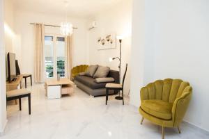 Posezení v ubytování Amazing Apartment next to Koridallos Metro Station + 22 fotografií