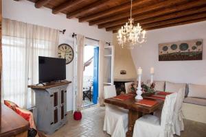 Uma televisão e/ou sistema de entretenimento em Apt with Amazing Balcony View of Mykonos