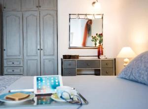 Uma cama ou camas num quarto em Apt with Amazing Balcony View of Mykonos