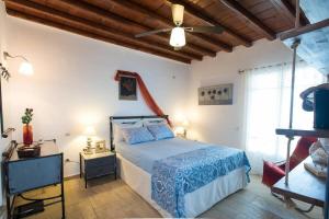 Uma cama ou camas num quarto em Apt with Amazing Balcony View of Mykonos