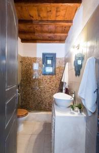 Uma casa de banho em Apt with Amazing Balcony View of Mykonos