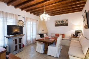 Uma televisão e/ou sistema de entretenimento em Apt with Amazing Balcony View of Mykonos