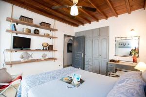 Uma cama ou camas num quarto em Apt with Amazing Balcony View of Mykonos