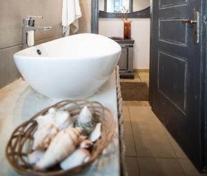 Uma casa de banho em Apt with Amazing Balcony View of Mykonos