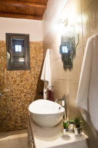 Uma casa de banho em Apt with Amazing Balcony View of Mykonos