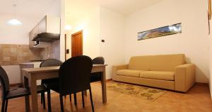 - un salon avec une table et un canapé dans l'établissement Monteverde, à Latronico