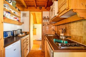 una cocina con fregadero y estufa horno superior en Chalet des Cristaux Happy Rentals, en Chamonix-Mont-Blanc