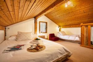 Un dormitorio con una cama con una bandeja de comida encima. en Chalet des Cristaux Happy Rentals, en Chamonix-Mont-Blanc