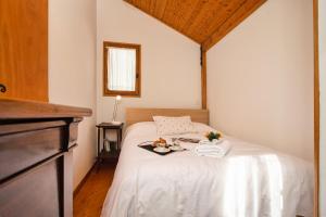 1 dormitorio con 1 cama con sábanas blancas y toallas en Chalet des Cristaux Happy Rentals, en Chamonix-Mont-Blanc