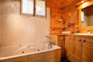 un baño con bañera y lavabo en Chalet des Cristaux Happy Rentals, en Chamonix-Mont-Blanc 20 fotos más