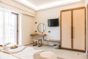 TV a/nebo společenská místnost v ubytování Villa Di Mare Seaside Suites