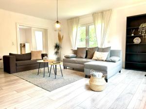 a living room with a couch and a table at Großzügiges & freundliches Apartment mit Balkon in Pachten