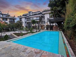 ein großer blauer Pool vor einigen Gebäuden in der Unterkunft Uma Residence and Suites in Kathmandu