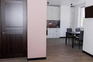 Kuchyň nebo kuchyňský kout v ubytování Апарт готель на Під Голоском 15б